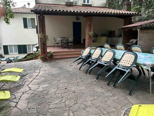 entrance_villa_sargiano_2_with_table_and_armchairs_2023_img_0103_copia